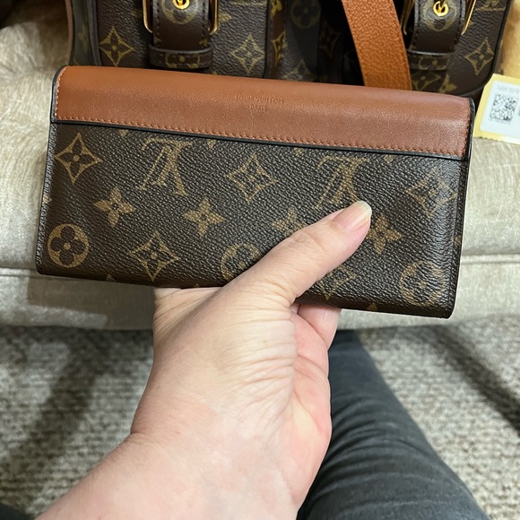 Louis Vuitton Tote MNG in Monogram Caramel with Matching Wallet Bundle - Picture 11 of 16